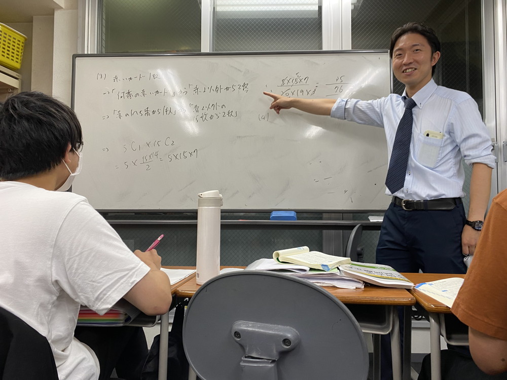 横浜WIPの個別指導は講師１名に生徒２名もしくは３名なので課題や宿題を細かく管理することができます