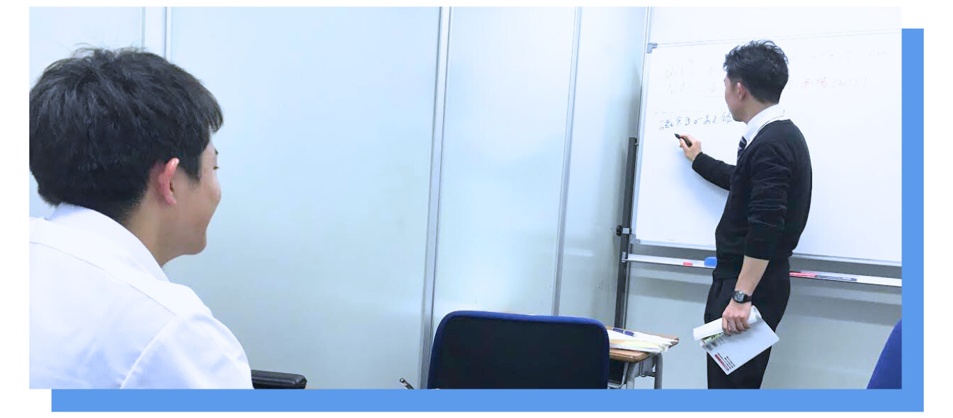 横浜WIPの大学受験コース｜少人数制クラスの物理の授業の様子
