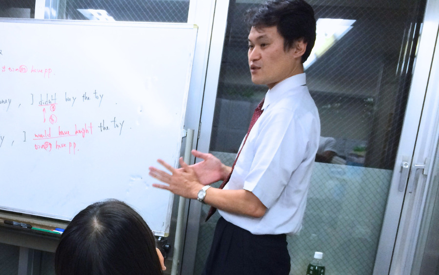 中高生の英語を指導する岡本
