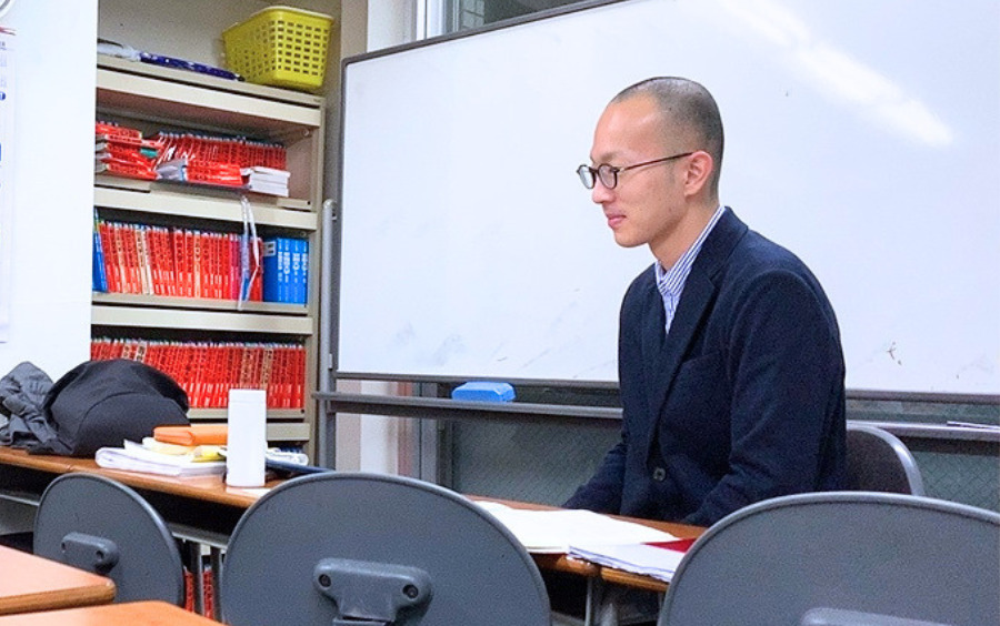 中高生の英語を指導する佐藤尚